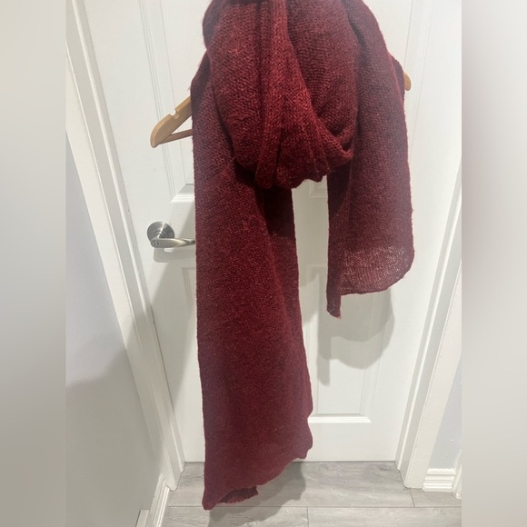 Burgendy red knit long scarf - Picture 5 of 5